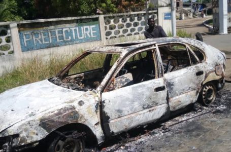 Grand-Bassam: un taxi roulant au gaz totalement calciné devant la préfecture