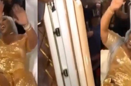 Une mariée arrive à son mariage dans un cercueil