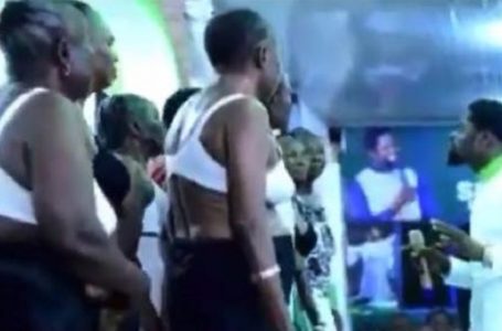 Un pasteur réunit des femmes âgées à moitié nues pour prier pour lui: Vidéo