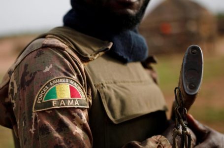 Mali: l&rsquo;armée se replie de ses positions isolées après des attaques jihadistes