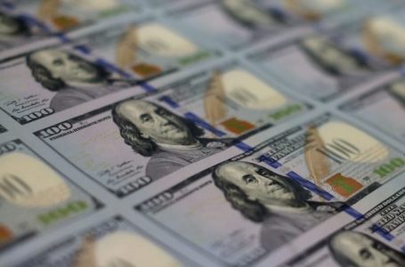 Un bon samaritain trouve 27.000 dollars à l’extérieur d’une banque de crédit et le rend