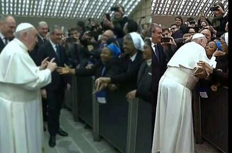 « Un baiser mais ne mordez par ! », la condition du Pape François pour embrasser une religieuse (Vidéo)