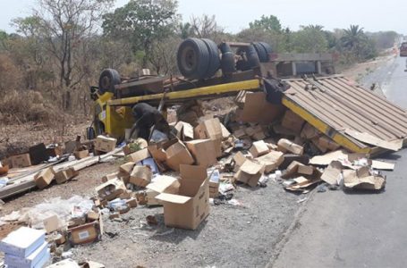 Un camion renverse accidentellement son chargement près d’un village de Niakara