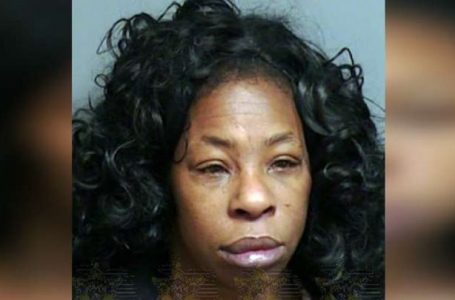 Elle mord la langue d’un homme après l’avoir averti de ne pas l’utiliser en l’embrassant