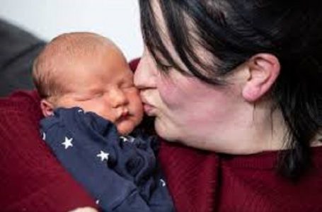 Elle donne naissance à son fils à 02h02 le 02/02/2020 dans la salle d’accouchement 2