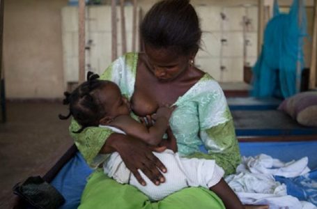 Ouganda: les hommes exigent d’être allaités comme leurs enfants