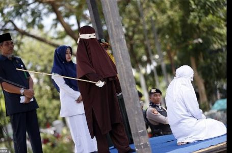 Indonésie : Une femme battue en public pour avoir eu des relations sexuelles hors mariage (photos)