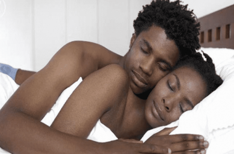 5 raisons pour lesquelles les couples devraient dormir nus