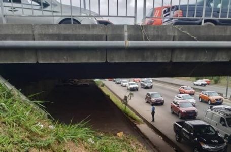Opération de déguerpissements à Abidjan : La police déloge des squatteurs sous le pont situé entre l’Ecole de Police et la Rue des Jardins
