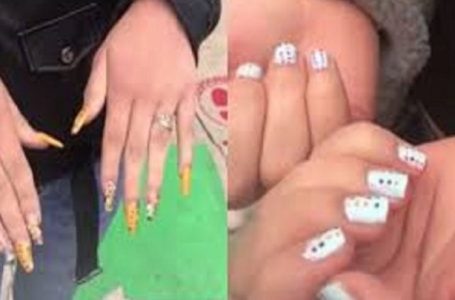 Des femmes surprises en train de tricher avec les bonnes réponses inscrites sur leurs ongles: